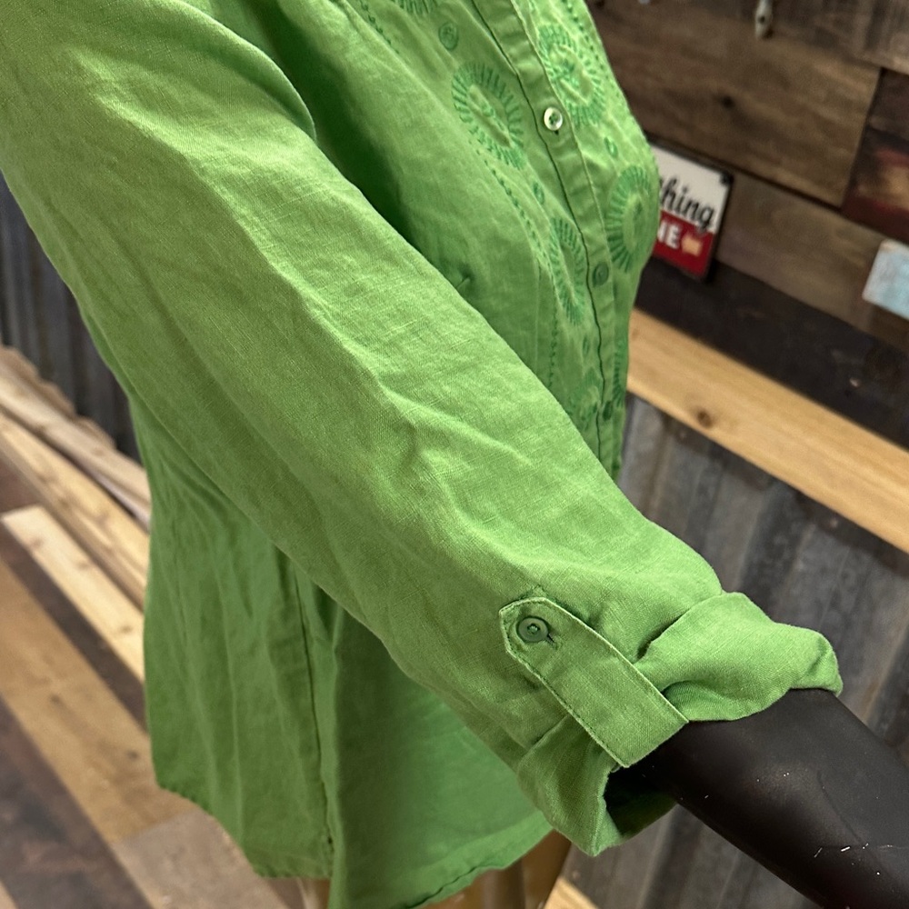 Women's Green Embroidered Button-Front Blouse - Picture 3 of 4